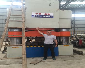 四柱(zhu)液壓機